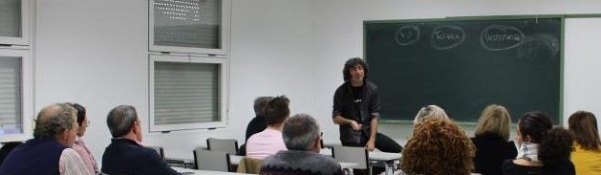 LA CHARLA-CONVIVENCIA IMPARTIDA EN EL CENTRO ASOCIADO POR EL PROFESOR JORDI CLARAMONTE, PLANTEÓ A LOS ASISTENTES EL INTERROGANTE DE POR QUÉ APRECIAMOS EL ARTE Y QUÉ NOS PUEDE APORTAR
