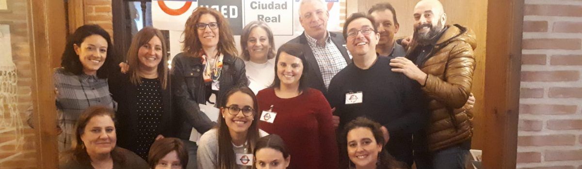 LA ACTIVIDAD ENGLISH DINNERS, PROMOVIDA POR LA UNED DE CIUDAD REAL, REÚNE A UN GRUPO DE PROFESORES TUTORES Y ESTUDIANTES QUE HAN TRATADO DIVERSOS TEMAS EN INGLÉS