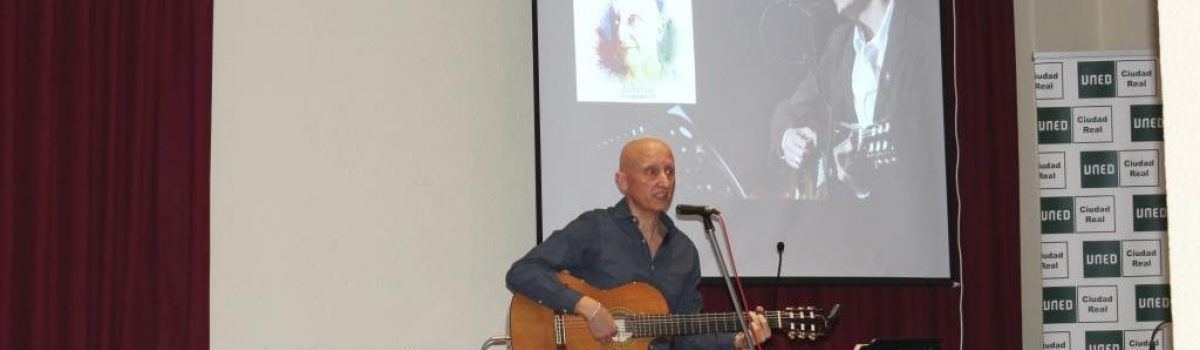 EL CANTAUTOR MANCHEGO FRANCIS ALHAMBRA HA PRESENTADO EN LA UNED SU TERCER DISCO: “TODAVÍA”