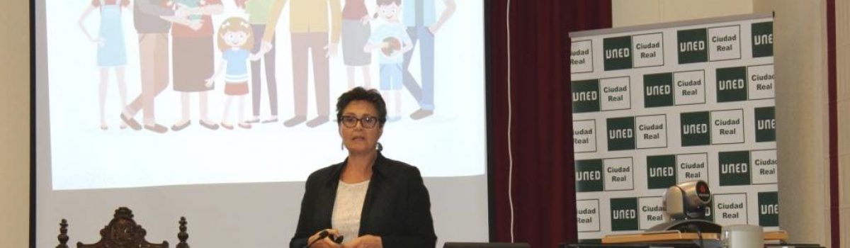 LA CONFERENCIA IMPARTIDA POR PILAR LÓPEZ EN LA UNED PONE DE MANIFIESTO LA IMPORTANCIA DE CUIDAR NUESTRA SALUD TAMBIÉN EN OTOÑO
