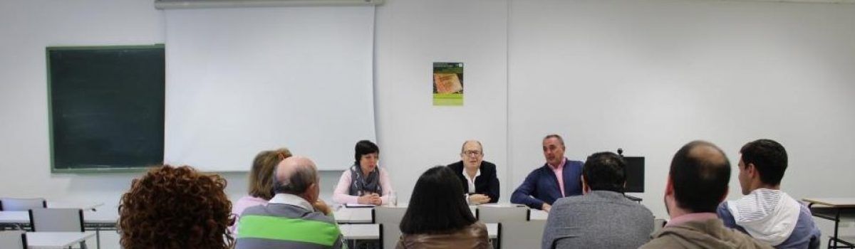 JUAN MANUEL GOIG, CATEDRÁTICO DE DERECHO CONSTITUCIONAL, HA PARTICIPADO EN UNA CONVIVENCIA CON ALUMNOS DEL CENTRO ASOCIADO