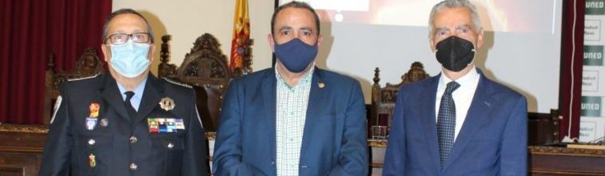 EL CURSO DE EXPERTO EN SEGURIDAD Y DEFENSA DE LA UNED HA CONTADO CON LA PARTICIPACIÓN DEL ALMIRANTE GENERAL FERNANDO GARCÍA SÁNCHEZ