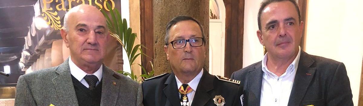 LA UNED DE CIUDAD REAL RECIBE UN RECONOCIMIENTO A SU LABOR POR PARTE DEL CUERPO DE POLICÍA LOCAL 227 DE VALDEPEÑAS