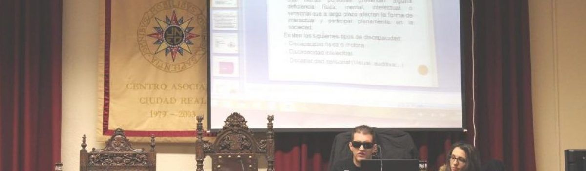 ISIDRO SÁNCHEZ, PSICÓLOGO, DISCAPACITADO VISUAL, HA NARRADO EN LA UNED SU EXPERIENCIA PERSONAL A TRAVÉS DE LA CHARLA “CÓMO VIVIR ENTRE SOMBRAS”