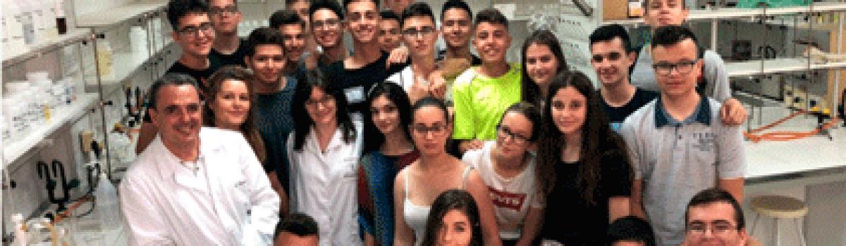 ALUMNOS DEL COLEGIO SANTÍSIMA TRINIDAD VISITAN EL LABORATORIO DE LA UNED Y PARTICIPAN EN VARIOS EXPERIMENTOS QUÍMICOS