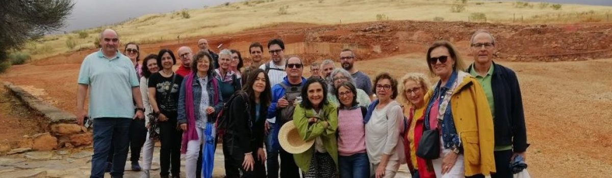 ESTUDIANTES DE LA UNED DE ALBACETE, EN COLABORACIÓN CON LA UNED DE CIUDAD REAL, VISITAN EL PARQUE ARQUEOLÓGICO DEL CERRO DE LAS CABEZAS Y EL MUSEO MUNICIPAL DE VALDEPEÑAS